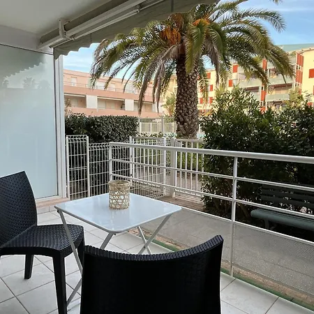 Le Lavandou, 1 Piece, 4 Personnes - Fr-1-677-36 Apartment *