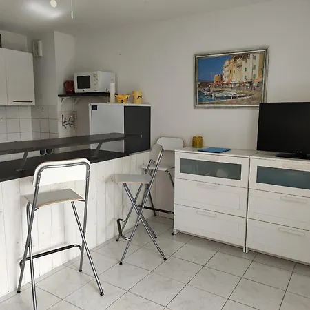 Le Lavandou, 1 Piece, 4 Personnes - Fr-1-677-36 Apartment *